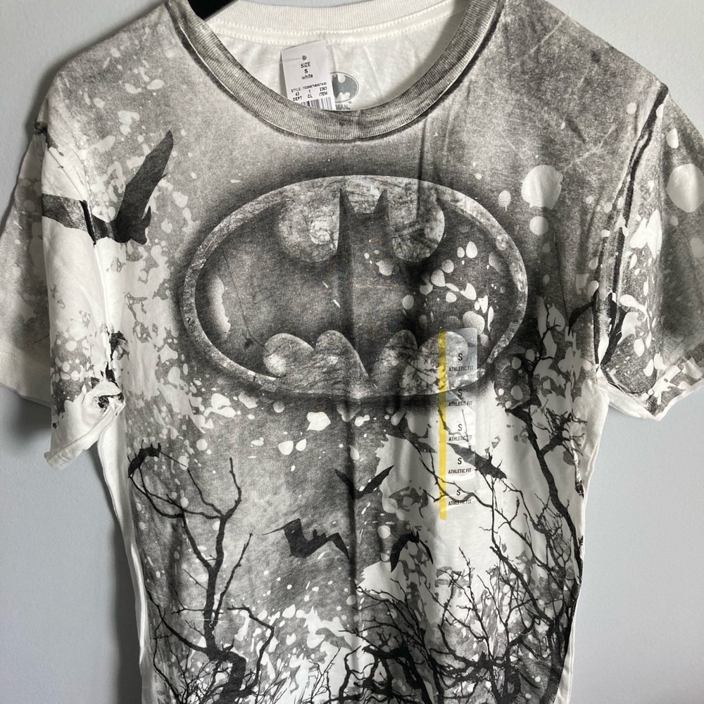 Brand New Wit Tags Batman Bat-Signal T-Shirt